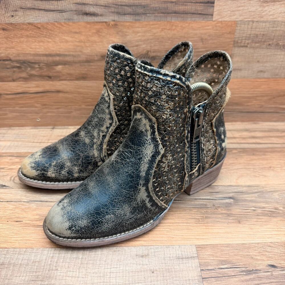 Circle G Brown size 8.5 Distressed Leather Perforated Sides Ankle Booties